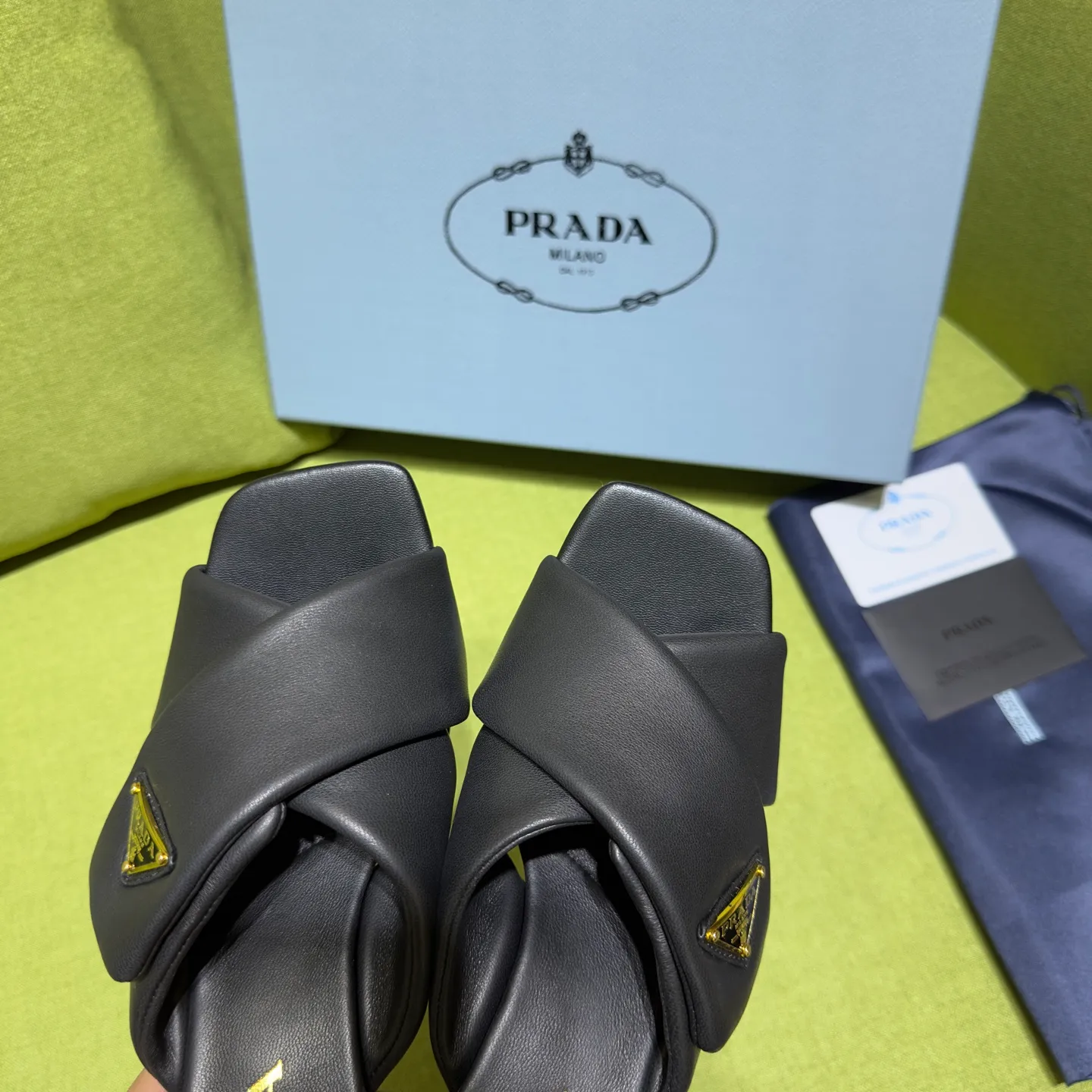 👟👟Ex-factory price 540👟👟 Prada 25ss new style for early spring🔥🔥✨ 🌟 Recommended by major bloggers in Xiaohongshu, developed 1-1 to highlight classic charm. Open molded outsole. Imported mixed breed sheep lining. This sandal embodies a modern design with Nappa leather, a soft-touch padding that accentuates the silhouette. Decorated with an enameled triangle metal logo for added recognition. Enamel-coated metal triangle logo Leather sole decorated with metal letter logo Lacquered heel, height 65 mm Size: 35 to 42 (40-42 customized, non-refundable)